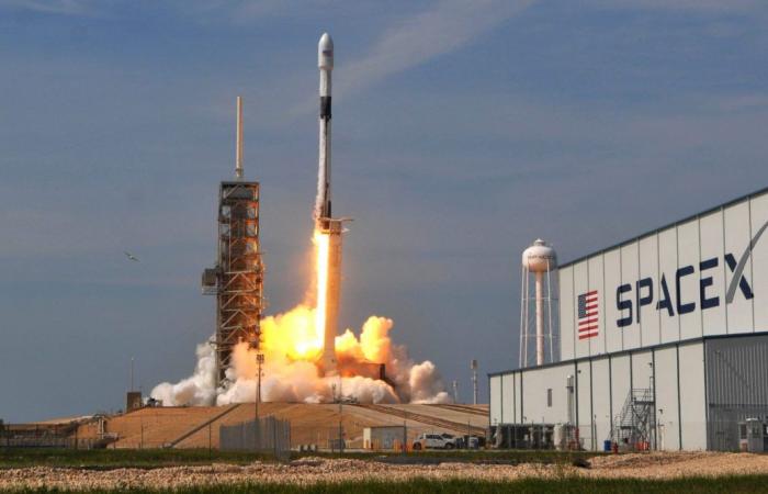 سبيس إكس تطلق صاروخ فالكون مع 24 قمرًا صناعيًا