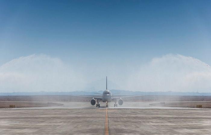 بالصور.. وصول أول رحلة طيران إلى مطار خليج نيوم
