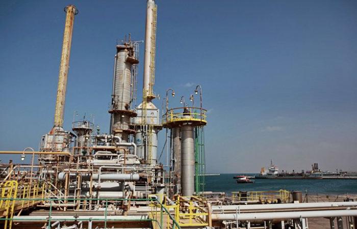 مؤسسة النفط الليبية في طرابلس ترحب بالتزام حفتر بحقها في تصدير النفط