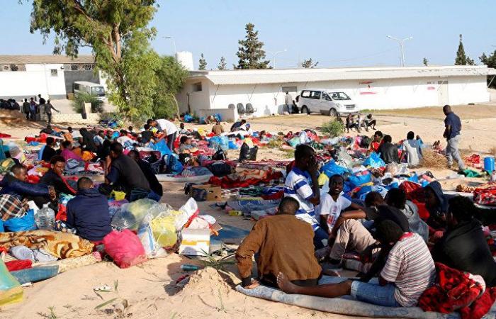 خروج 100 مهاجر من مركز إيواء في طرابلس بعد أيام على قصفه