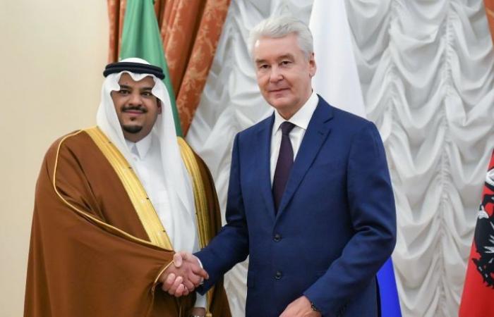 أمير سعودي يزور مقر حكومة موسكو