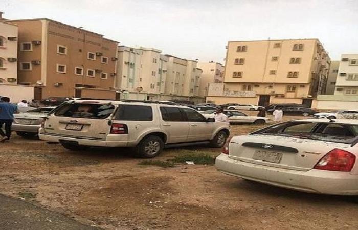 الدفاع المدني السعودي يتفقد شظايا طائرة بدون طيار بحي سكني