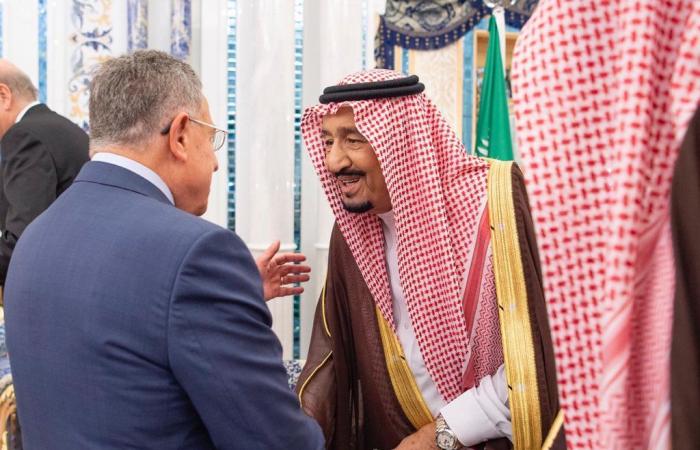 صور.. الملك سلمان يستقبل رؤساء وزراء سابقين للبنان