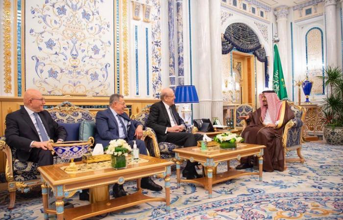 صور.. الملك سلمان يستقبل رؤساء وزراء سابقين للبنان