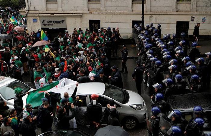 الطلبة يتظاهرون في شوارع الجزائر