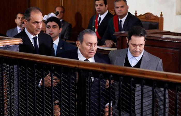 علاء مبارك ينفي شائعة وفاة والده الرئيس المصري الأسبق