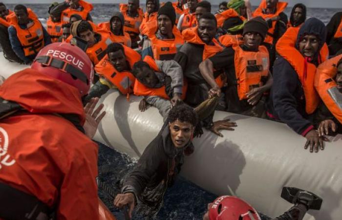 غرق قارب خشبي يحمل 250 شخصا والسلطات الليبية تنقذ 134 وتعلن فقدان 115 آخرين