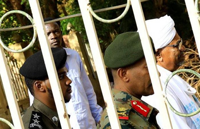المعارضة والمجلس العسكري السوداني يوقعان على الإعلان الدستوري 17 أغسطس
