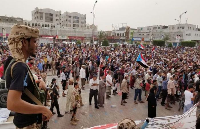 بالفيديو والصور... الآلاف يشيعون قائد لواء الدعم والإسناد في قوات "الحزام الأمني" في عدن