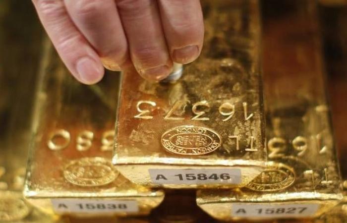 أسعار الذهب تتراجع عالمياً لكن لاتزال أعلى 1500 دولار