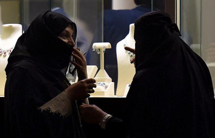 وزير سعودي يعلق على خطيب وصف البائعات السعوديات بـ "من تأكل بثدييها"