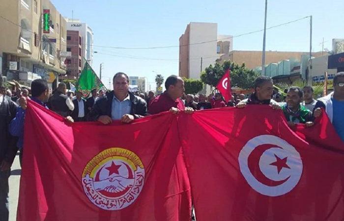داعيا الشاهد للاستقالة... السبسي الابن: الوضع في تونس "بات خطيرا"