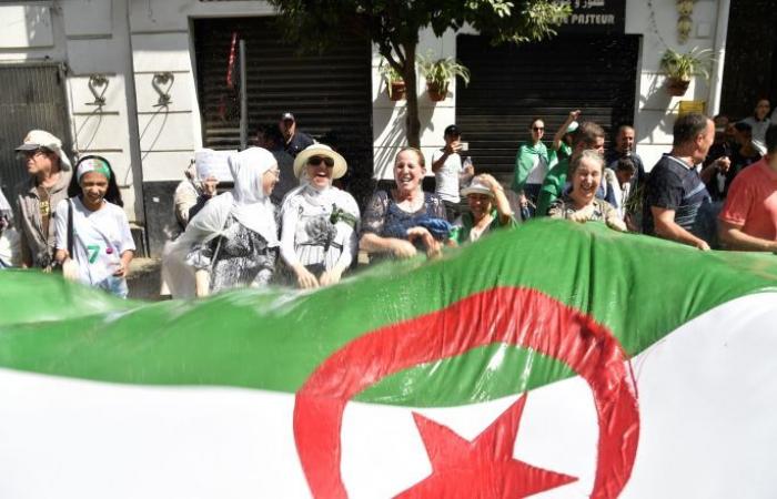 الجزائر... آلاف يتظاهرون في الجمعة الـ26 من مسيرات الحراك الشعبي