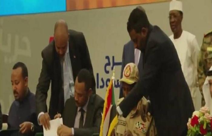العسكري السوداني وقوى الحرية والتغيير يوقعان الوثيقة الدستورية