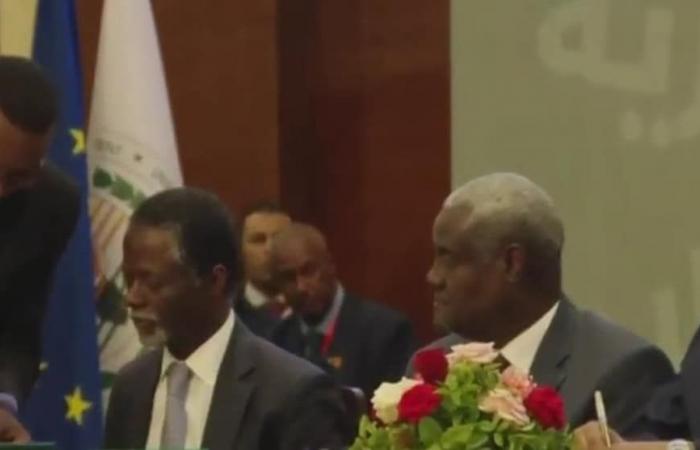 العسكري السوداني وقوى الحرية والتغيير يوقعان الوثيقة الدستورية