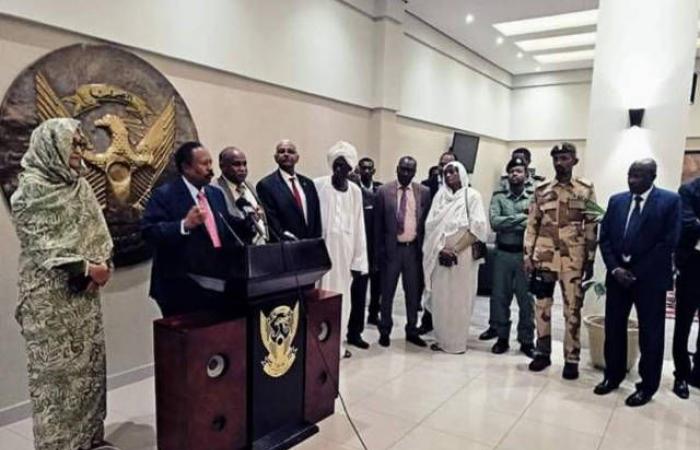 "حمدوك" المرشح لرئاسة حكومة السودان يصل للخرطوم