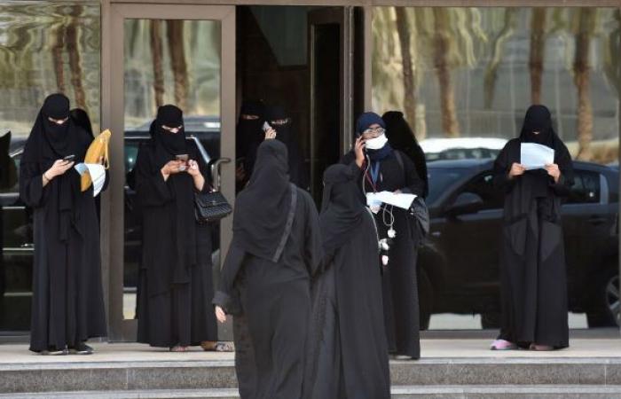 في خطوة نادرة في السعودية... نساء يخلعن العباءات