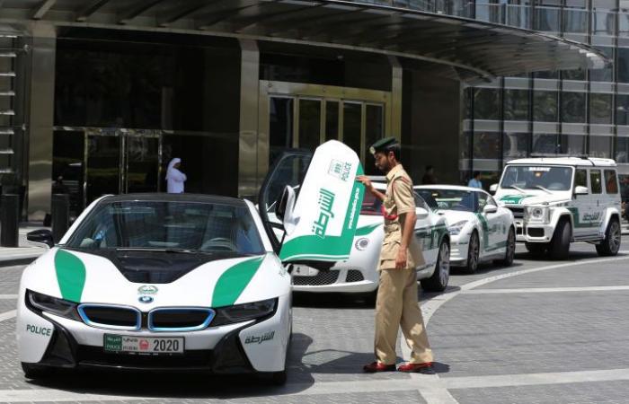 صناديق ممتلئة بالدولارات تشعل مواقع التواصل في الإمارات... وشرطة دبي تعلق