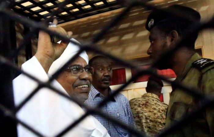 السودان... المحكمة تحذف تهمة حيازة العملة الوطنية عن البشير