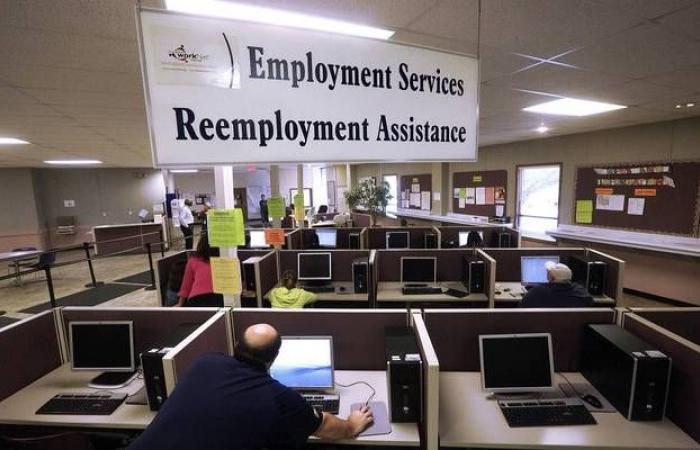 طلبات إعانة البطالة الأمريكية ترتفع بأقل من التقديرات