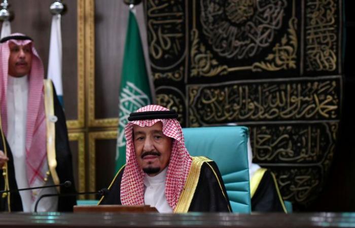بعد أيام من فجيعة القصر... الملك سلمان يعود إلى الرياض و4 أمراء في استقباله