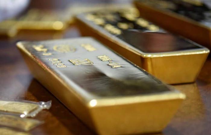 أسعار الذهب تتراجع عالمياً بأكثر من 9 دولارات