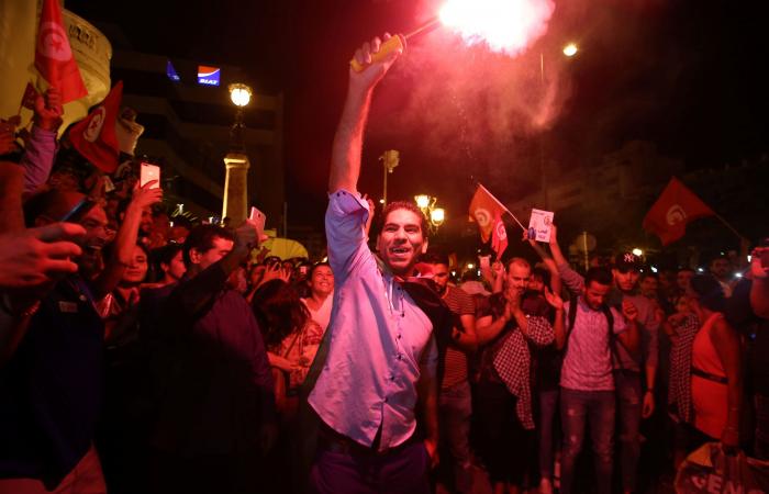 بعد استطلاع رأي يظهر فوز قيس سعيد… آلاف التونسيين يحتفلون في شارع الحبيب بورقيبة