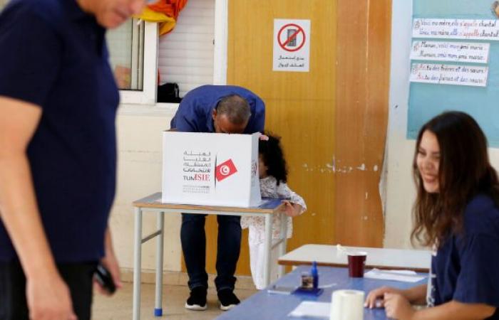 الدور الثاني من الانتخابات الرئاسية التونسية.. ذوو الاحتياجات الخاصة يدلون بأصواتهم