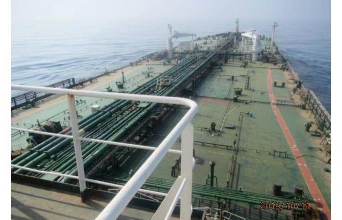 بالفيديو… اللقطات الأولى لناقلة النفط الإيرانية المتعطلة بالبحر الأحمر