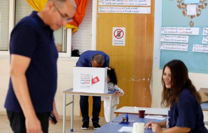 هيئة الانتخابات: إقبال الناخبين حتى الثالثة عصرا بلغ 39.2% داخل تونس