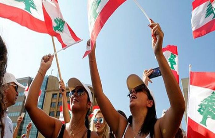 بالفيديو : متظاهرون لبنانيين  ينظفون الطرقات في بيروت