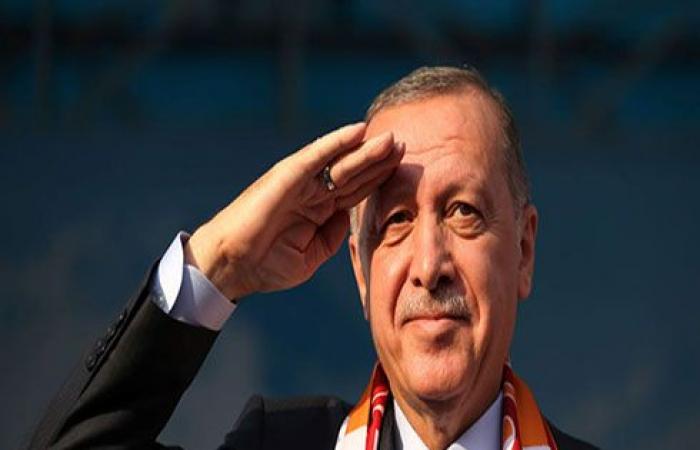 بالفيديو... أردوغان يؤدي التحية العسكرية لجنوده في سوريا
