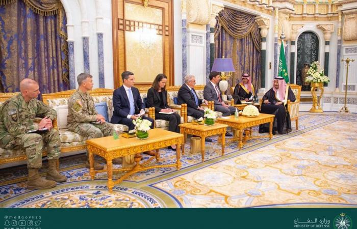 الملك سلمان يناقش عدة قضايا مع وزير الدفاع الأمريكي