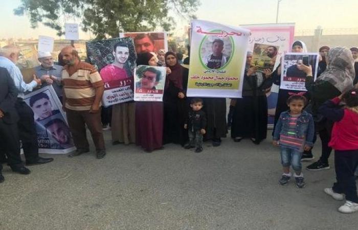 بالصور : الصفدي يستقبل اهالي اسرى في سجون الاحتلال اعتصموا امام " الخارجية "