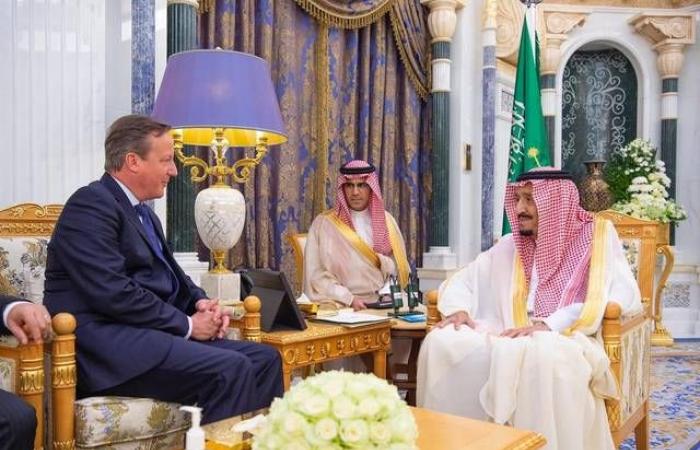 الملك سلمان يستقبل رئيس وزراء بريطانيا الأسبق ديفيد كاميرون