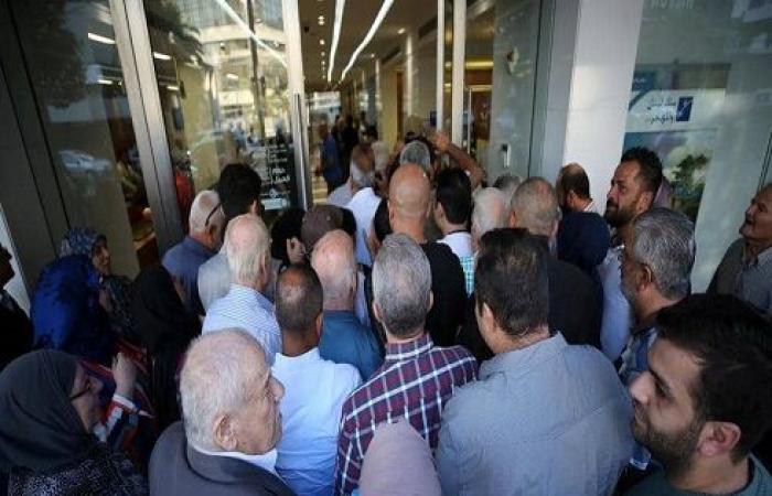 بنوك لبنان تواصل عملها لليوم الثاني بعد أسبوعين من الإغلاق