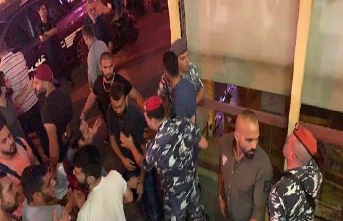 لبنان ..  المتظاهرين يهاجمون مطعم كباب في بيروت للأكل مجانا - فيديو