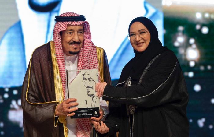 بالصور.. خادم الحرمين يُكرِّم الفائزين بجائزة الملك خالد لعام 2019م