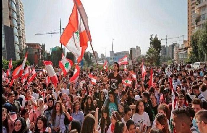 احتجاجات أمام منازل سياسيين لبنانيين.. وفوضى بالأسواق