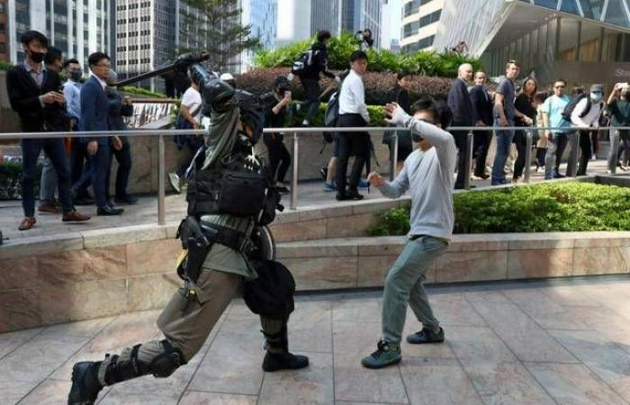 الأسهم في هونج كونج تواصل الخسائر مع تصعيد الاحتجاجات الشعبية