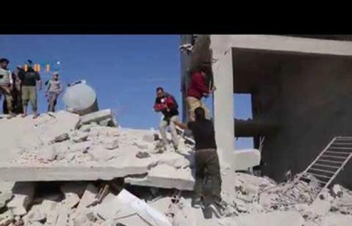 بالفيديو : مقتل مدنيين بغارات الأسد وروسيا المستمرة بأرياف حلب وإدلب