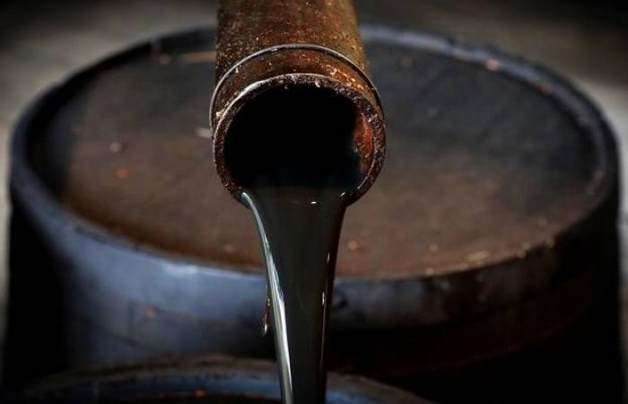 النفط يرتفع مع ترقب بيانات المخزونات وتقرير أوبك