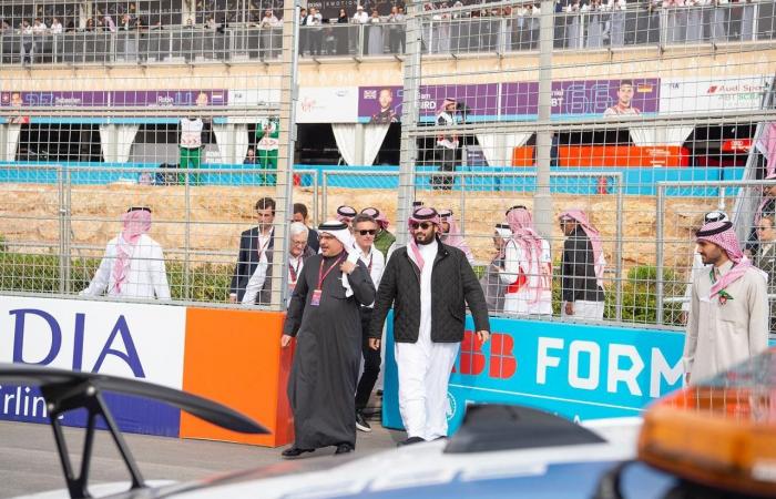 صور.. ولي عهد السعودية يشهد انطلاق "فورمولا إي" الدرعية للسيارات
