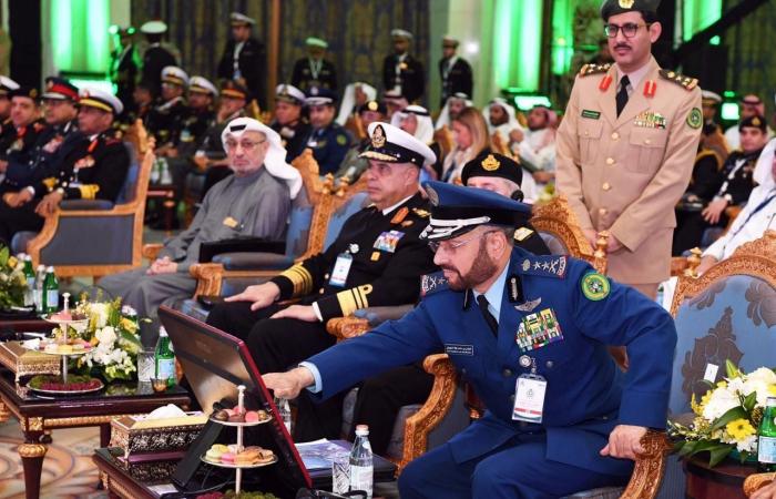 صور.. رئيس هيئة الأركان العامة يفتتح الملتقى البحري السعودي