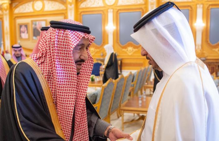 الملك سلمان يستقبل رئيس وزراء قطر لحضور القمة الخليجية