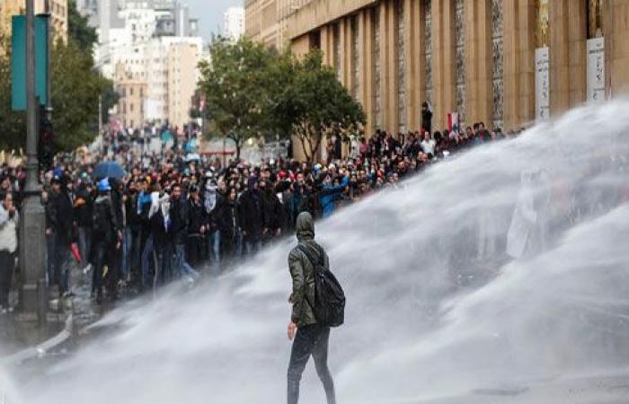 بالفيديو : مواجهات بين المحتجين وقوات الأمن اللبناني بمحيط البرلمان