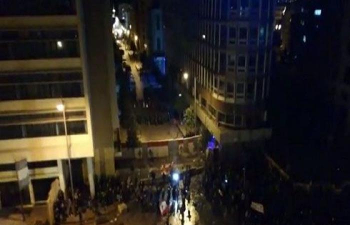 بالفيديو : الجيش اللبناني يتدخل لمنع المحتجين من اقتحام مقر الحكومة في بيروت