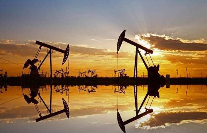 محدث.. النفط يتراجع 2% عند التسوية لأدنى مستوى منذ أغسطس