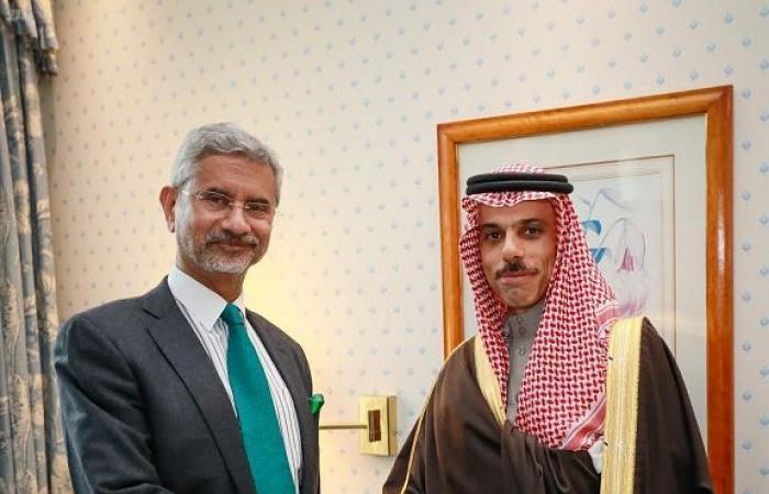 وزير الخارجية السعودي يبحث العلاقات المشتركة مع نظيريه الهندي والنمساوي