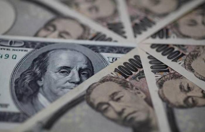 الدولار يتجاوز 112 ين ياباني لأول مرة في 10 أشهر